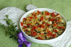 Aggiungete un paio di cucchiai di condimento di pomodorini senza liquido su ogni fetta, completate con una dadolata di mozzarella perfettamente strizzata in un canovaccio, una spolverata di origano. Melanzane Gratinate Saporite Con Pomodoro E Mozzarella