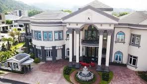 Siti nurhaliza, penyanyi kelahiran kuala lipis, pahang malaysia ini sedih saat sekolahnya, yakni sekolah menengah kebangsaan (smk) clifford terendam banjir hingga seatap bangunan. 5 Rumah Mewah Selebriti Malaysia Yang Sangat Mengagumkan Majalah Labur