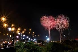 Họ cũng sử dụng pháo hoa tương tự như những loại pháo hình thành từ hỗn hợp tre và thuốc súng, trong những lễ kỷ niệm trang trọng, mặc dù không có các phối màu huyền ảo như ngày nay. Báº¯n Phao Hoa Táº¿t DÆ°Æ¡ng Lá»ch 2020 Táº¡i Tphcm Máº¥y Ä'iá»m á» Ä'au