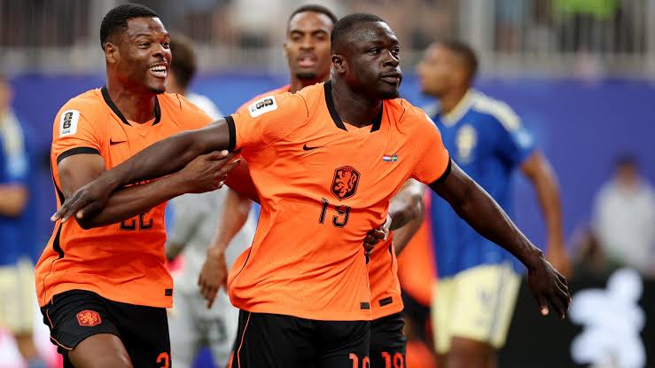 Brian Brobbey vlamt in Oranje
