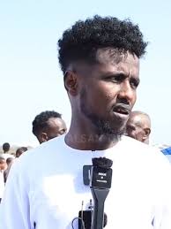" Walaalkeey Dayax waxaan leenahay xanuunka iyo tiiraanyada wan kula qabnaa  garabkaaga ayaan nahay"Ismaaciil Aarka