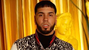 Los ecos de disparos rebotan entre las voces de presentadores de noticias que informan sobre su arresto. Que Hay Realmente Detras De La Cancion De Anuel Aa Me Contagie