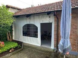 Una tettoia, altro non è che un tetto di dimensioni ridotte, di qualunque forma e tipologia, generalmente utilizzato per coprire spazi di piccole dimensioni, che peraltro non sono mai completamente chiusi. Chiusure Per L Esterno Fisse O Scorrevoli In Pvc Venturello Poirino To