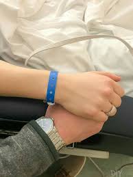 Download now kondisi yang memerlukan ruang icu dan peralatan di dalamnya. 43 Ide Tangan Diinfus Di 2021 Arsitektur Rumah Sakit Fotografi Foto Tangan