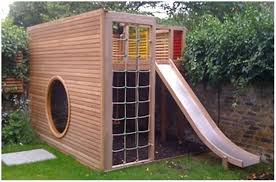 15 Super Awesome Kids Outdoor Playhouses Kidsomania Looks Pretty Simple Kind Of Confused How The Ladder Hinterhof Spielplatz Spielhaus Garten Hintergarten