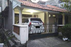 Garasi rumah yang berada tepat di sebelah halaman tersebut hanya cukup menampung dua mobil. Jangan Maksa Pahami Ukuran Garasi Untuk 2 Mobil Yang Pas