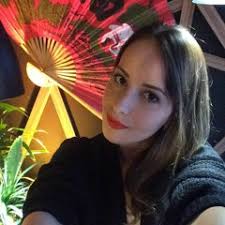 Aline Bender's Instagram, Twitter & Facebook