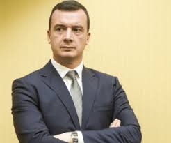Tutti noi da piccoli abbiamo un sogno.voglio diventare un vigile del fuoco.io voglio diventare una professoressa.io un medico.ma nooo è meglio fare l'astronauta. Stipendio Rocco Casalino Ecco Quanto Guadagna