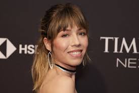 Atriz de 'iCarly' conta que mãe fazia 'inspeções íntimas'