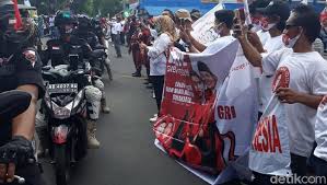 Gibran rakabuming raka, putra presiden joko widodo, dan bobby nasution, menantu presiden, diproyeksikan memenangkan pilkada di solo dan peneliti lembaga ilmu pengetahuan indonesia (lipi) mengatakan secara umum, pilkada 2020 menunjukkan dinasti politik yang menguat, yang juga. Kerumunan Habib Rizieq Dikaitkan Pilkada Solo Gibran Saya Siap Ditegur