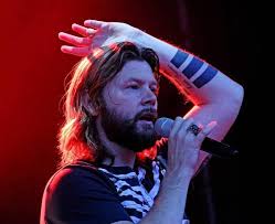 Das maori tattoo breitete sich meist über die schulterm, den halben arm und die entsprechende brustseite aus. Bedeutung Von Rea Garveys Tattoo Schrift Musiker Rea Garvey