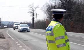 Nerespectarea indicatiilor politistului rutier poate conduce la sanctionarea conducatorului si la retinerea permisului de conducere in vederea suspendarii exercitarii dreptului de a conduce autovehicule pe drumurile publice; Sapte Soferi Au RÄƒmas FÄƒrÄƒ Permise DupÄƒ O AcÅ£iune A PoliÅ£iei Rutiere Pe Dn1 LangÄƒ Aiud Alba24