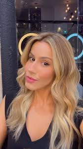 Ontem foi dia de passar no @megastudiobeemotion @megastudioalamedasantos ,  em São Paulo, para renovar o cabelo! Encantada com o trabalho incrível da  @denise.hairmakeup e @albuquerquehellen_hair ! ✨, ...