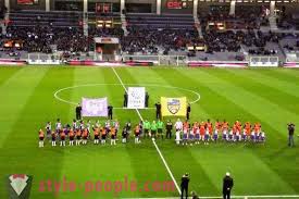 2.1.2 keseluruhan pertandingan akan diadili oleh pengadil bertauliah dari persatuan bola sepak malaysia (fam) yang diketuai oleh seorang ketua pengadil. Undang Undang Permainan Peraturan Bola Sepak Asas