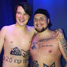 Feiret bokanmeldelse med ny tatovering: Facebook