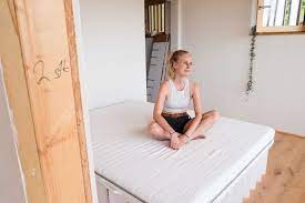 Und brauchst du einmal mehr platz im zimmer, schiebst du es einfach zusammen und stellst die matratze an die wa Kartonmobel Unser Bett Aus Wellpappe Ein Kleiner Schlafbericht