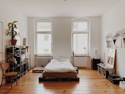 Hohe Decken Grosse Fenster Ein Wunderschoner Holtboden Willkommen Im Altbau In Dieser Berliner Wohnun Aesthetic Bedroom Room Ideas Bedroom Bedroom Interior