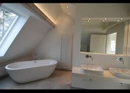 Traumhaftes Helles Badezimmer Im Dach Mit Frei Stehender Badewanne Und Doppelwaschtisch Helle Badezimmer Badezimmer Dachschrage Badezimmer Dachgeschoss