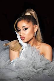 club20017659 — американская певица и актриса. Ariana Grande Showed Her Natural Curly Hair On Instagram