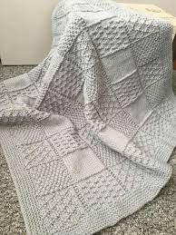Mit einem raffinierten grafischen muster wird diese decke gezaubert und mit einem süßen rand versehen. Pin Von Olga Butschbach Auf Knit Projects Decke Stricken Anleitung Kinderwagendecke Stricken Decke Stricken