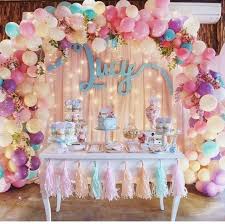 Con blondas de papel y tintura (puede ser cualquiera diluida en agua, tempera, acrilico, etc.) luego las doblas al medio. 12 Grandiosas Decoraciones Con Globos Que Le Daran Mucha Vida Y Estilo A Tus Fiestas Vainilla Cakes