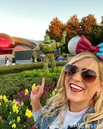 How to Dress Cute and Comfortable in a Theme Park: Molly's Tried and True  Picks