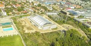 Studenţii de la politehnica din bucureşti au făcut deja o petiţie pentru ca secretara să fie angajată la ei la facultate; Dezghet In Plina Iarna La Polivalenta Mica De La