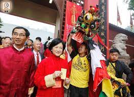 知名 linux 操作系统发行版 ubuntu 发布了中国定制版的操作系统 —— ubuntukylin (优麒麟系统)。这是 canonical 公司与我国工信部 ccn 开源创…… ubuntu kylin 优麒麟系统在 ubuntu 原版基础上进行大量本地化工作而来的衍生版 (如原创的 ukui 界面、内置天气、农历日历、音乐搜索. è'‰åŠ‰ä¸è«‹è‡ªä¾†è»Šå…¬å»Ÿå†é‡éº'éºŸ å³æ™‚æ–°èž æ¸¯æ¾³ On Ccæ±ç¶²