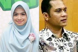 Tersebar sebuah video syur 20 detik yang diduga melibatkan panji komara dan istri sule, nathalie holscher sedang viral. Nggak Nyangka 7 Artis Ini Cerai Karena Istrinya Selingkuh