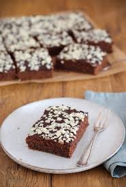 Zucchini Kuchen Mit Schokolade Ein Schneller Einfacher Saftiger Und Leckerer Kuchen Ahnlich Wie Brownies Zucchini Kuchen Leckere Kuchen Kuchen