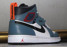 La imagen identificó a air jordan, la marca de zapatos deportivos del escolta de los chicago bulls. Facetasm Expresses Their Concept Of Tokyo With The Air Jordan 1 Mid Fearless White Nike Basketball Shoes Air Jordans Facetasm