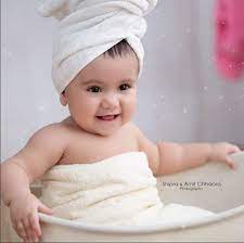 Babies need sponge baths until their umbilical cords fall off. Infant Photography Delhi Shipra Amit Chhabra Baby Bath Tub Baby Bath Baby Bath Towel