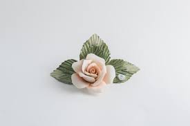 Rosa raffinato segnaposto matrimonio elegante. Segnaposto In Porcellana Di Capodimonte Con Rosa Vetreria Artistica Italiana