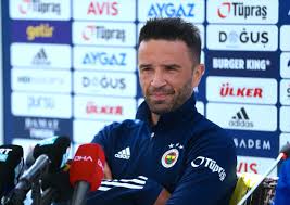 He currently plays as a defender (right) in süper lig for club fenerbahçe. Gokhan Gonul Fenerbahce Ye Neden Geri Dondu Gokhan Gonul Acikladi