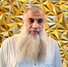 رأيت في منامي الليلة أبا إسحاق الحويني طيب الله ثراه مع رفيق دربه شكري عبد  الله ينتظران مصعدا ينزل من السماء فيه الإمام الألباني ولباسهم جميعا البياض💔