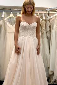 Vieni alla scoperta dei modelli con un tocco hai mai pensato di indossare un abito da sposa colorato? Abito Cipria Abiti Da Sposa Unici Online Elena Barba