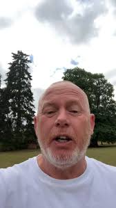 Beställ en personlig video från Perry Groves