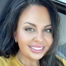 Kelli Downs's Instagram, Twitter & Facebook