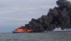 Belasan awak kapal langsung melompat ke laut menyelamatkan diri. Kapal Penumpang Km Dharma Kencana Ii Terbakar Di Laut Jawa Nasional Tempo Co