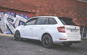 Pojemność bagażnika wynosi 330 litrów, a po złożeniu tylnych siedzeń rośnie do 1150 l. Test Skoda Fabia Combi Monte Carlo Trivalec Se Snazi Ale Ma Sve Limity Auto Journal