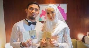 Foto nikah memiliki tampilan khas. Gosumbar Com Ratu Wushu Lindswell Kwok Dan Hulaefi Tunjukkan Buku Nikah Begini Penampakannya