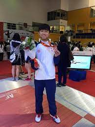 Jun 16, 2021 · 【明星運動會】鄭俊弘近日為參加tvb拳賽發奮操練，不但要在20日內急速減磅，還要進行地獄式操練，結果體力透支。老婆何雁詩心痛老公操練得只剩「半條人命」，寫下千字文代老公出頭，問為公司犧牲健康是否值得？ å³è«¾å¼˜lawrence Photos Facebook