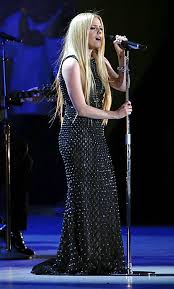 Мне казалось, что я умерла. Avril Lavin Vpervye Vyshla Na Scenu Posle Tyazheloj Bolezni Hello Russia