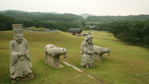 Các vua đầu nhà triều tiên như thái tổ, thái tông lên ngôi nhờ sự giúp đỡ của giới quý tộc và quan chức nho học, nên thường bị những người này chi phối, vương quyền bị giới hạn. Lá»ch Sá»­ Triá»u Ä'áº¡i Joseon 1392 1910 Triá»u Ä'áº¡i Cuá»'i Cung Cá»§a Ban Ä'áº£o Han Zila Education