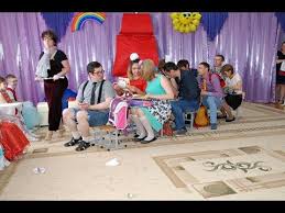 танец мам с сыновьями на выпускном в детском саду Shutochnoe Vystuplenie Roditelej Youtube Doshkolnoe Vospitanie Detskij Sad