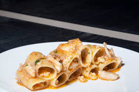 La ricetta dei paccheri al ragù è tipica di napoli, un piatto delizioso della cucina mediterranea. Ricetta Paccheri Alla Trabaccolara