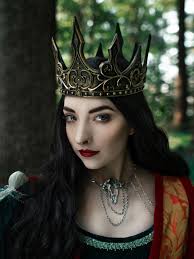 𝒞ℴ𝓊𝓇𝒶ℊℯ, 𝒹ℯ𝒶𝓇 𝒽ℯ𝒶𝓇𝓉. ~~~ The other day, I received my custom  version of Susan's coronation crown, and it is just perfect! A new gown for  Susan is