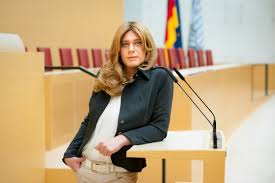 Tessa ganserer's income source is mostly from being a successful politician. Bayerischer Landtag Bilanz Nach Einem Jahr Bayern Sz De