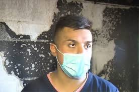 Tiene 10 años y barre veredas para poder comprarse unos guantes y botines