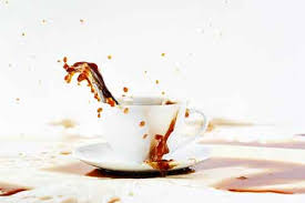 Warten sie nicht bis der bei frischen kaffeeflecken im teppich reicht es oftmals schon aus, etwas mineralwasser mit. Kaffeeflecken Entfernen Hausmittel Wirksam Effizient
